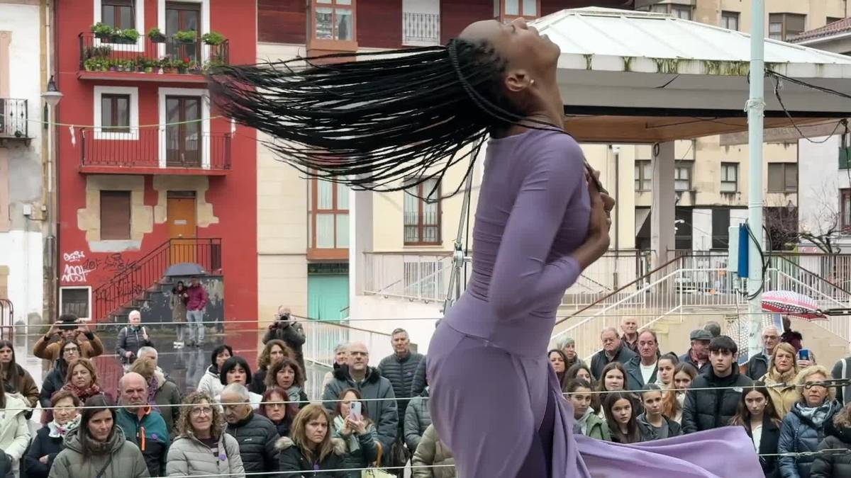 Hitzez eta dantzaz eginiko aldarria