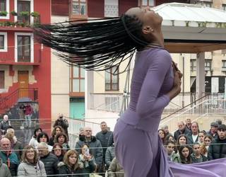 Hitzez eta dantzaz eginiko aldarria