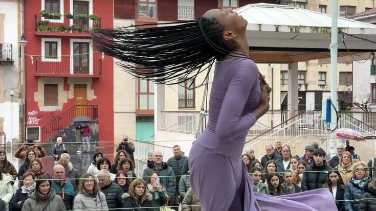 Hitzez eta dantzaz eginiko aldarria