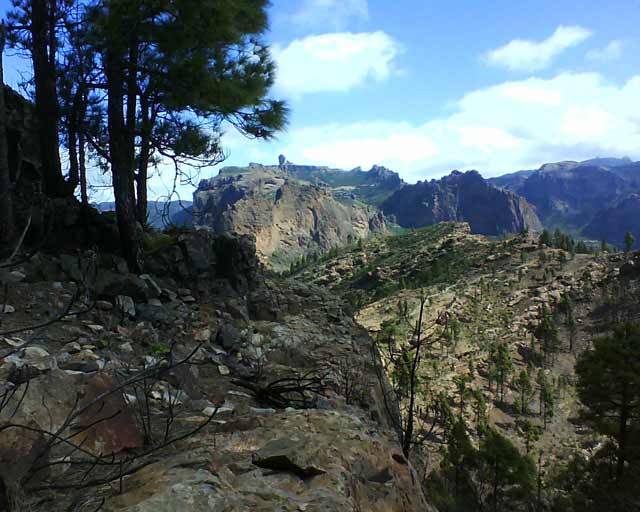 Roque Nublo. Kanaria Handiko paisaia ikusgarriak zeharkatzen ditu Transcanariak.