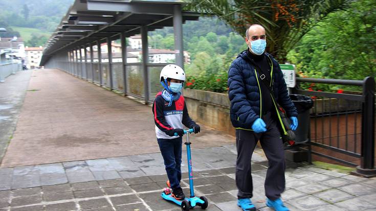 Maskarak erabiltzea derrigorra izango da bi metroko tartea gorde ezin denetan