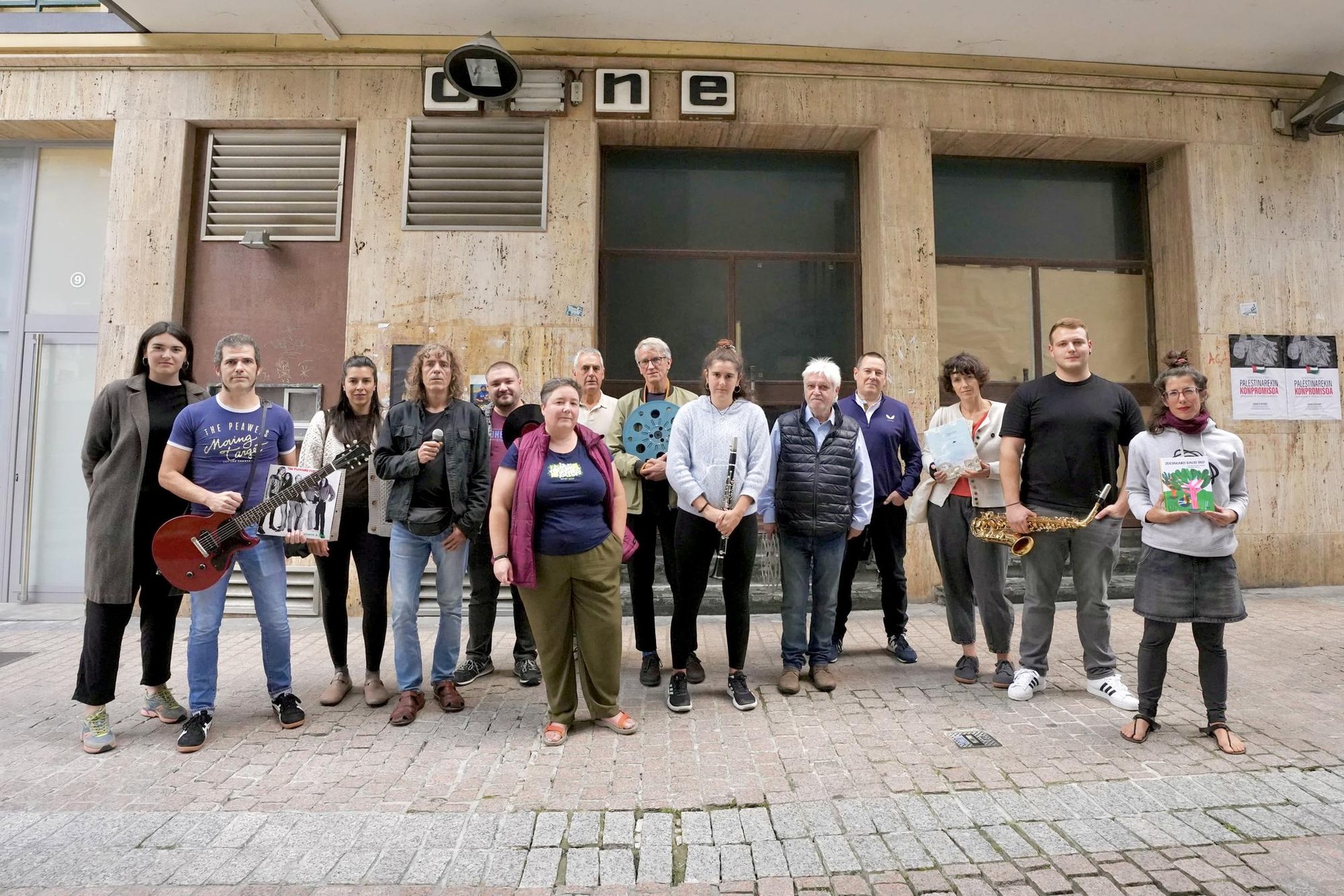"Zubelzu zinemaren erosketaren prozedura atzeratzea eta gai honen lanketarako batzorde bat eratzea eskatzen diogu Udalari"