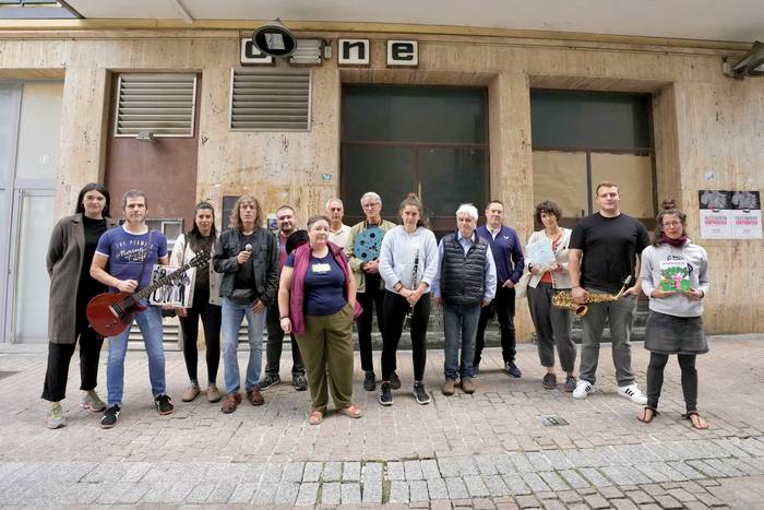 "Zubelzu zinemaren erosketaren prozedura atzeratzea eta gai honen lanketarako batzorde bat eratzea eskatzen diogu Udalari"