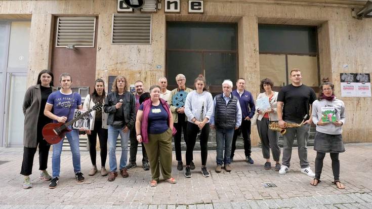 "Zubelzu zinemaren erosketaren prozedura atzeratzea eta gai honen lanketarako batzorde bat eratzea eskatzen diogu Udalari"