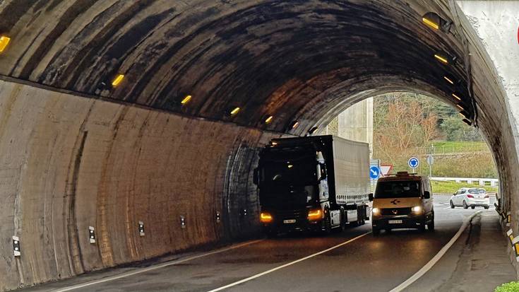 Maltzagako tunel barruan matxuratu da kamioi bat
