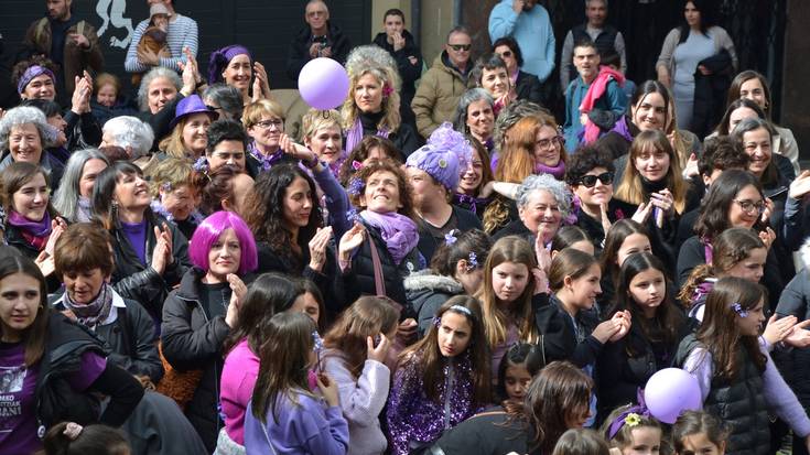 M8ak barnebildutako 'elektrizitatea' kantuan eta lagun artean