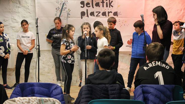 Gelatik plazarako saltoa eman dute Debabarreneko bertso eskoletako ikasleek