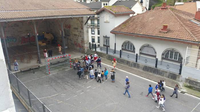 Trikitixa eta Pandero Taldea Olentzero eta Maridomingiren harreran.