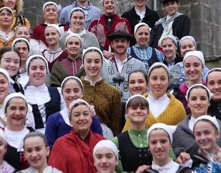 Mendaroko Gazteak dantza taldekoen emanaldiaren laburpena, bideoan