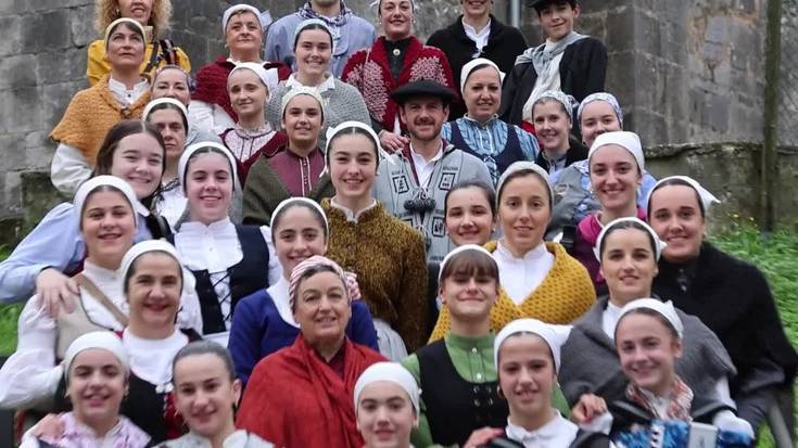 Mendaroko Gazteak dantza taldekoen emanaldiaren laburpena, bideoan