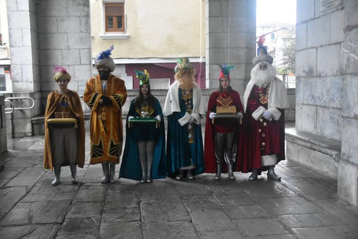 Kristau ikasbidekoen mezan izan dira errege magoak