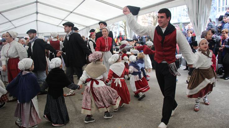 Eguraldi onarekin jendetza batu da Mendaron Kontzezio Azokan