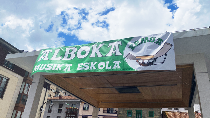 Alboka Eguna ospatuko dute bihar, plazan