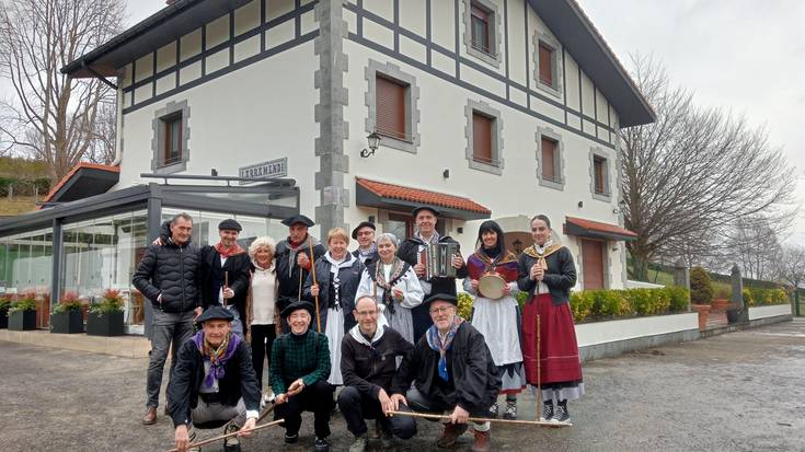 37 baserri-etxe koplatu ditu Elgoibarko Izarrako santa eskeko taldeak