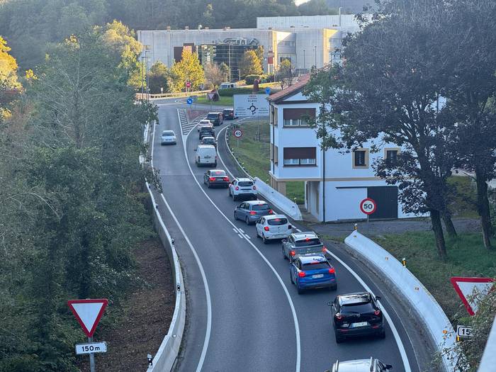 A8 autobidea itxita dago Donostiarako noranzkoan, Deban kamioi baten atoiak su hartu duelako