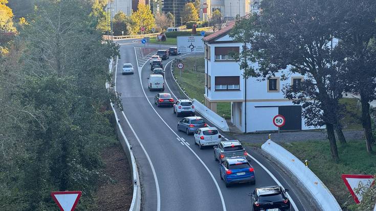 A8 autobidea itxita dago Donostiarako noranzkoan, Deban kamioi baten atoiak su hartu duelako