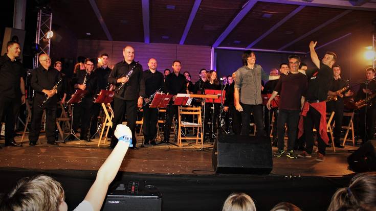Jendez gainezka izan zen Maala Udal Musika Bandaren Rock Gauean