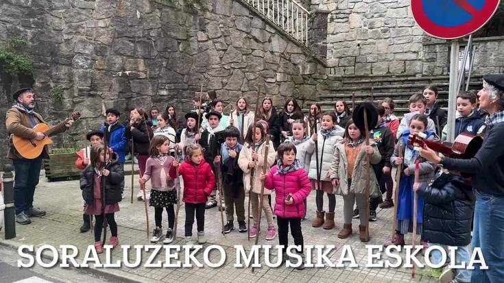 Goxo-goxo kantatu zioten Agedari eta makilaz joz esnarazi zuten amalurra