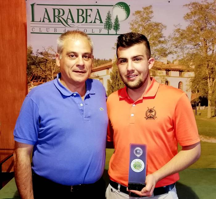 Ion eta Janire Egaña Vela neba-arrebak Arabako Golf Txapelketako podiumean