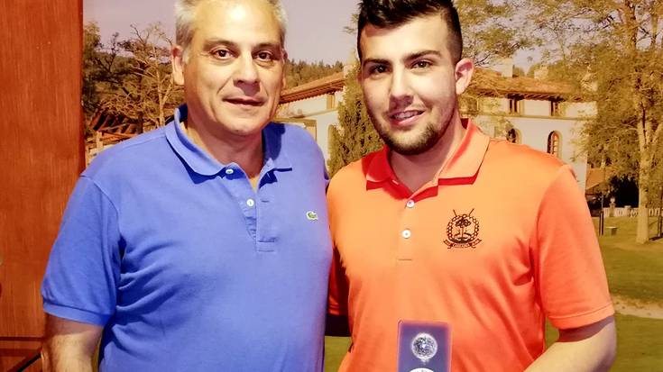 Ion eta Janire Egaña Vela neba-arrebak Arabako Golf Txapelketako podiumean
