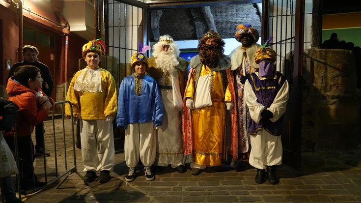 Agirre Jauregitik agertu dira Ekialdeko Hiru Errege Magoak Debara