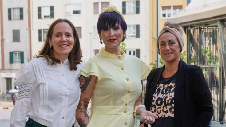 'Maltzaga' soinekoaz jardun dute Euskadi Irratiko 'Faktoria' irratsaioan Idoia Urubarruk, Vanesa Mateosek eta Sonia Archelik