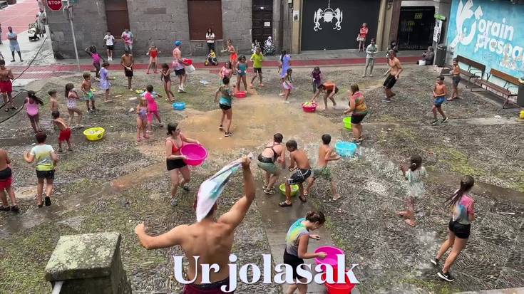 Majo ibili ziren zikin-jolasekin eta ur-jolasekin