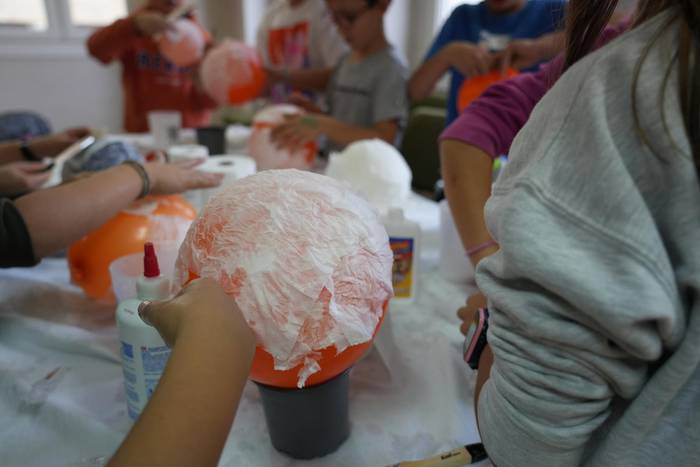 Arimen Gaueko talde eragileko kideek eskulan tailer berri baten proposamena egin dute