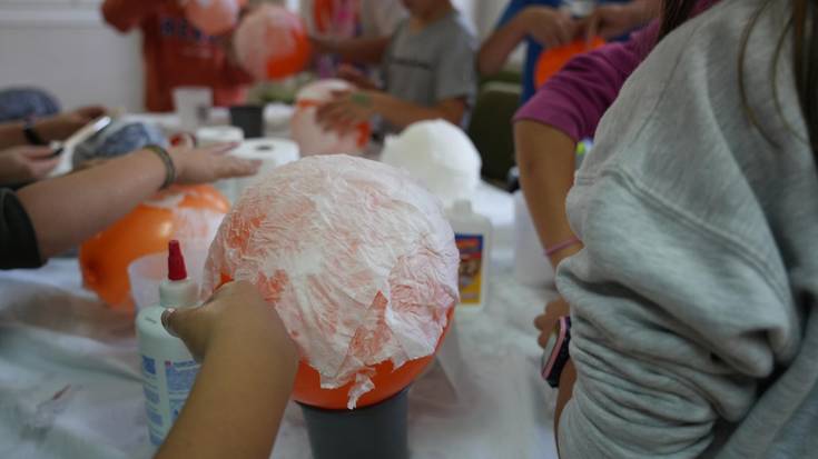 Arimen Gaueko talde eragileko kideek eskulan tailer berri baten proposamena egin dute