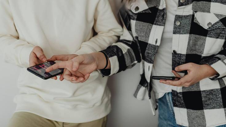 Ikasleek gidatuko dituzte mugikorra erabiltzen ikasteko saioak Arbilen