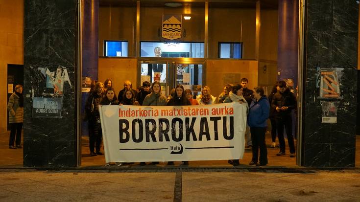 Indarkeria matxistaren kontra indarrak batzera deitu dute Mendaroko elkarretaratzean
