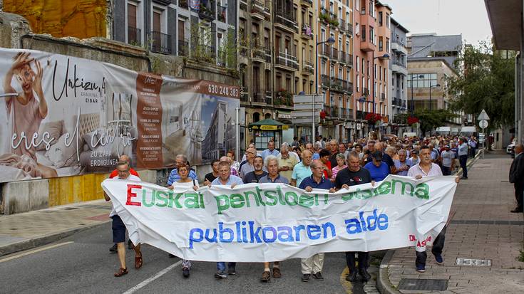 Pentsio duinen aldeko aldarria Eibarko kaleetara zabaldu zuten eskualdeko jubilatu eta pentsiodunek
