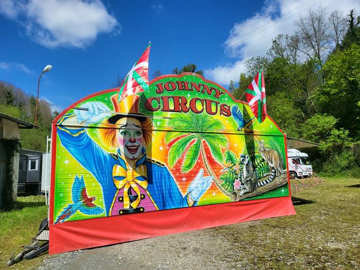 Johny Circus-ek bi emanaldi eskainiko ditu egunotan Debako Ondarbeltz hondartzako aparkalekuan