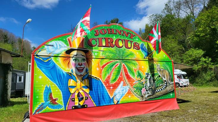 Johny Circus-ek bi emanaldi eskainiko ditu egunotan Debako Ondarbeltz hondartzako aparkalekuan