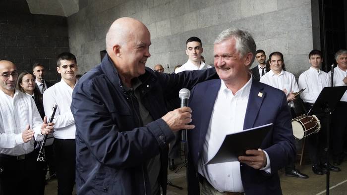 Txomin Mujikak Angel Mari Arenas danbor jotzaileari eskainitako abestia estreinatu dute Azkoitian