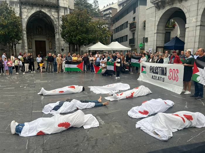 Israel egiten ari den genozidioa salatu eta palestinarrei elkartasuna agertu diete Elgoibarren