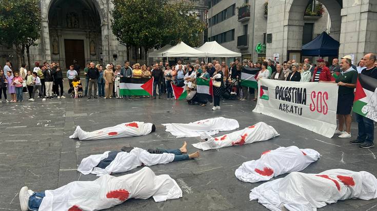 Israel egiten ari den genozidioa salatu eta palestinarrei elkartasuna agertu diete Elgoibarren