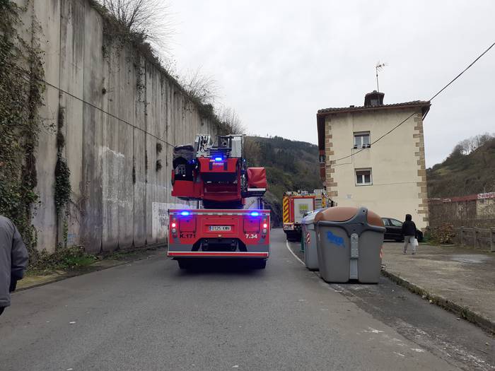 Emakumea jausi da etxe barruan
