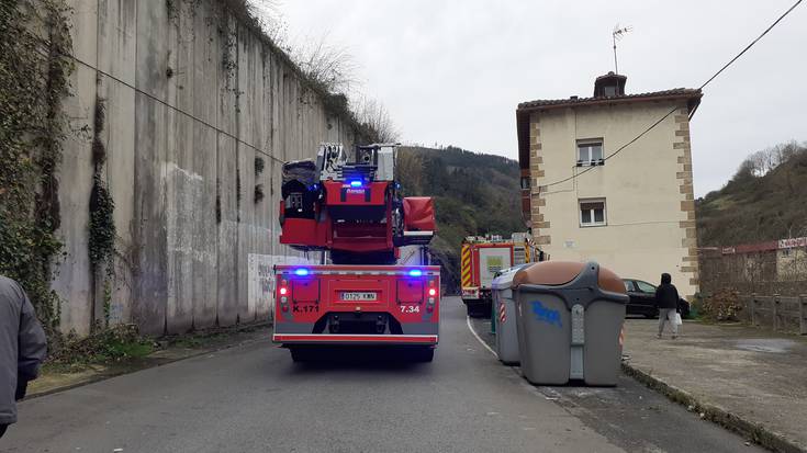 Emakumea jausi da etxe barruan