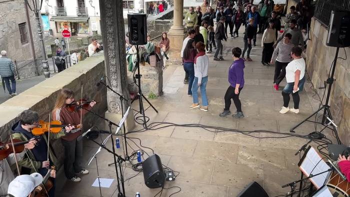Herri musikaz jantzitako plaza-dantzak elizpean