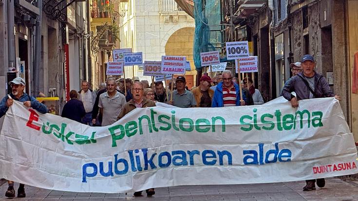 "Pentsio publiko duinak eta bidezkoak" eskatzeko manifestazioa egin dute