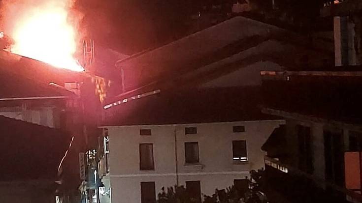 Su hartu du bart San Bartolome kaleko etxe batek