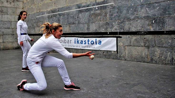 Pilota plazara aterako du Ikastolak zapatuan