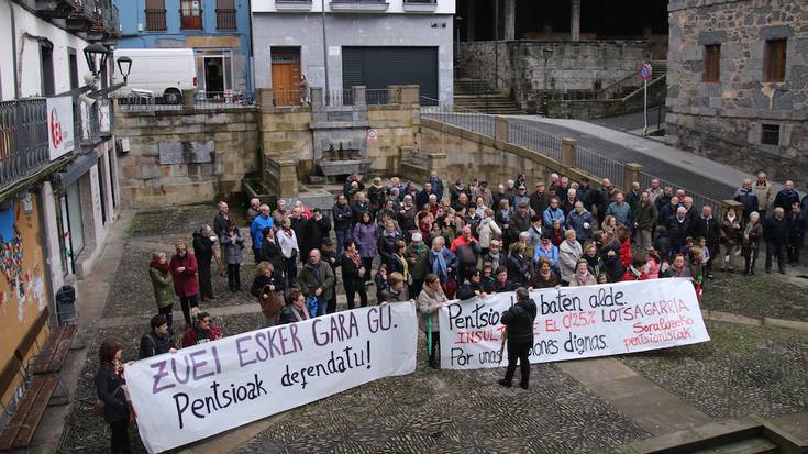 Kalez kale, zarata ateraz ozenago egin dute protesta