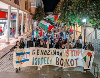 Su-etenaren gainetik genozioak jarraitzen duela salatu zuten barikuan