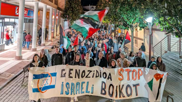 Su-etenaren gainetik genozioak jarraitzen duela salatu zuten barikuan