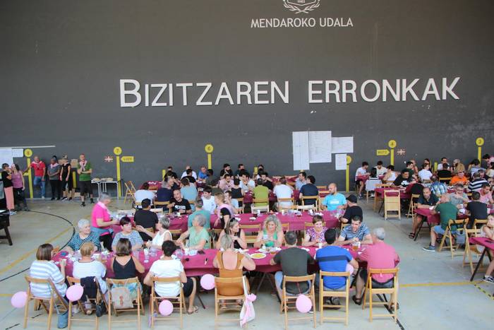 Aspanogirentzako dirua biltzeko egingo dute Mendaroko laugarren garagardo azoka solidarioa