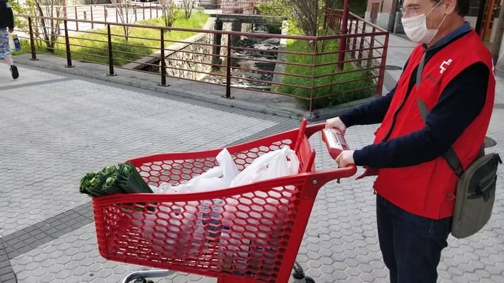 Julian Rodriguez: “Jendea triste dago etxeetan eta etxeetara joaten garenean hori ere ematen dugu: babesa”