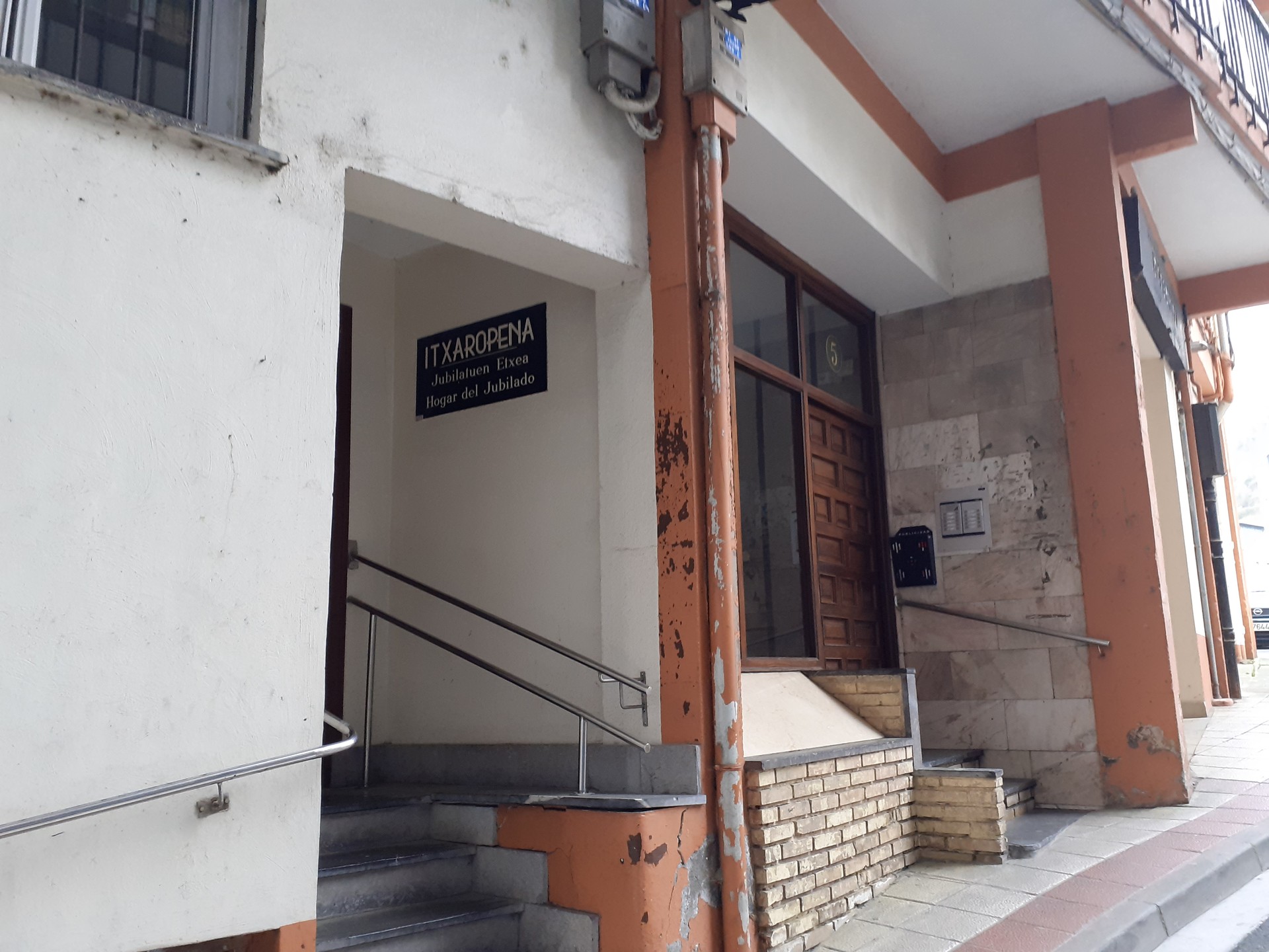 Urteko kuotak kobratu eta loteria oparitu