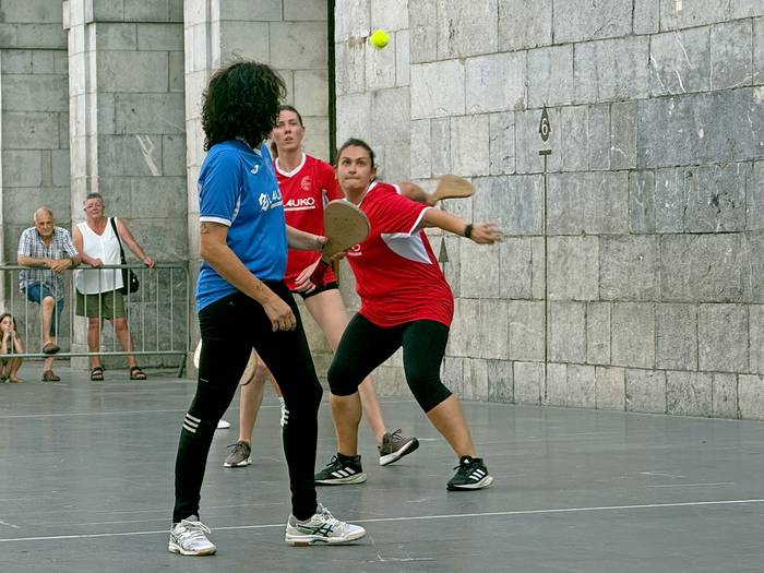 48 lagun ari dira lehiatzen plazako pala txapelketetan